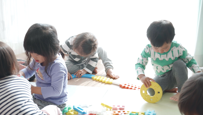 発達に合わせて遊び方もチェンジ！ 年齢別　子どもの成長を育むブロックの遊び方
