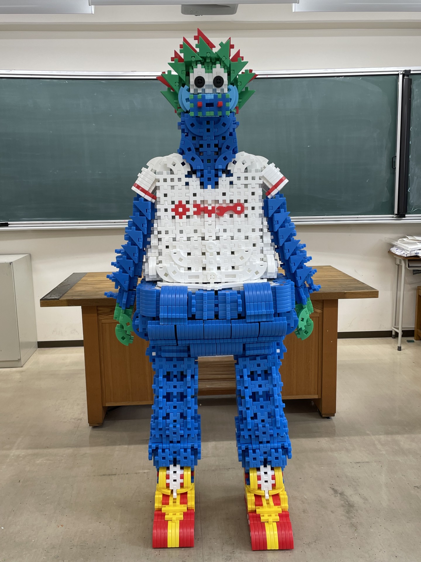 Gakkenニューブロック5,000ピースで制作した、広島東洋カープ『スラィリー』実寸大オブジェが、縁日ナイターに登場!